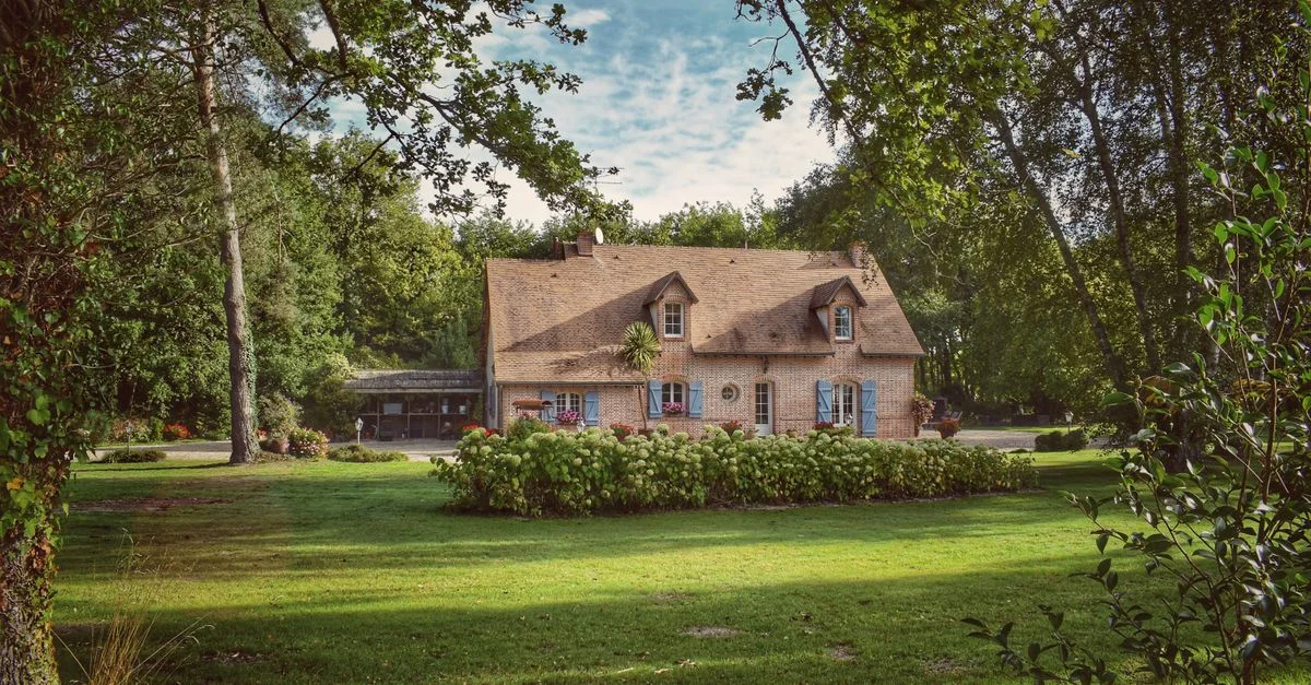 Belle maison de campagne entourée de verdure, parfaite pour se détendre et se ressourcer.